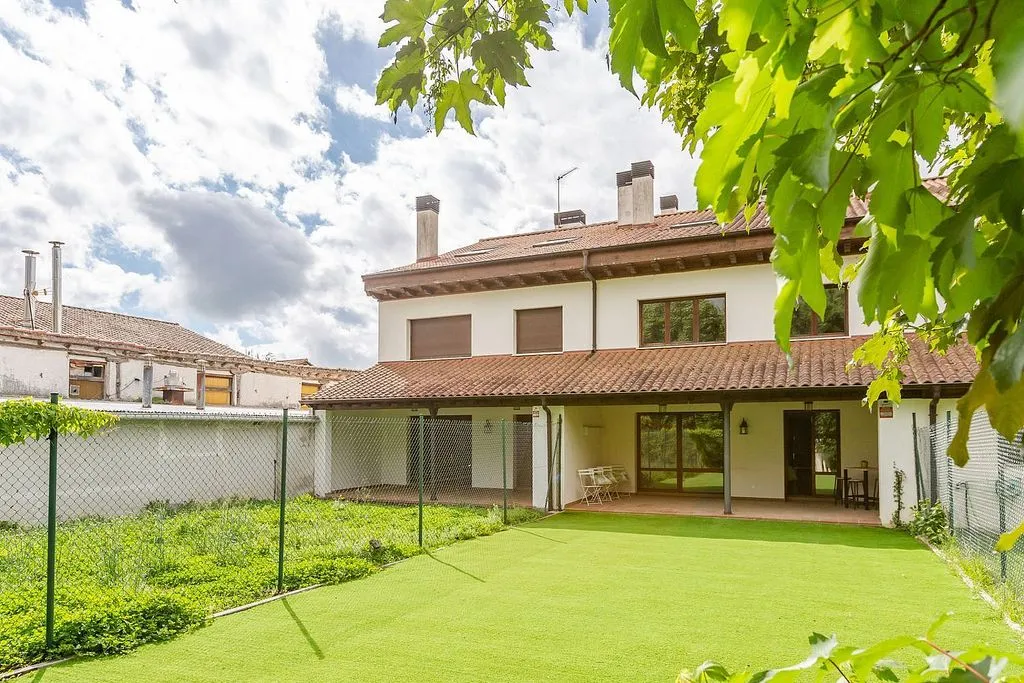 Aed - Adosado with Garden in Egüés