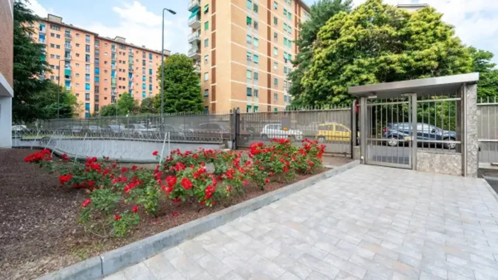 Esterno - Bright Trilocale with Balcony in Gallaratese, Milan