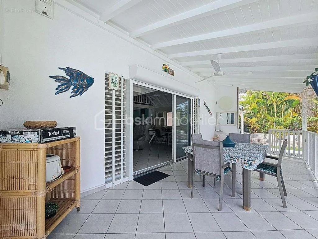 Terrasse - Villa avec Piscine et Garage dans Secteur Recherché