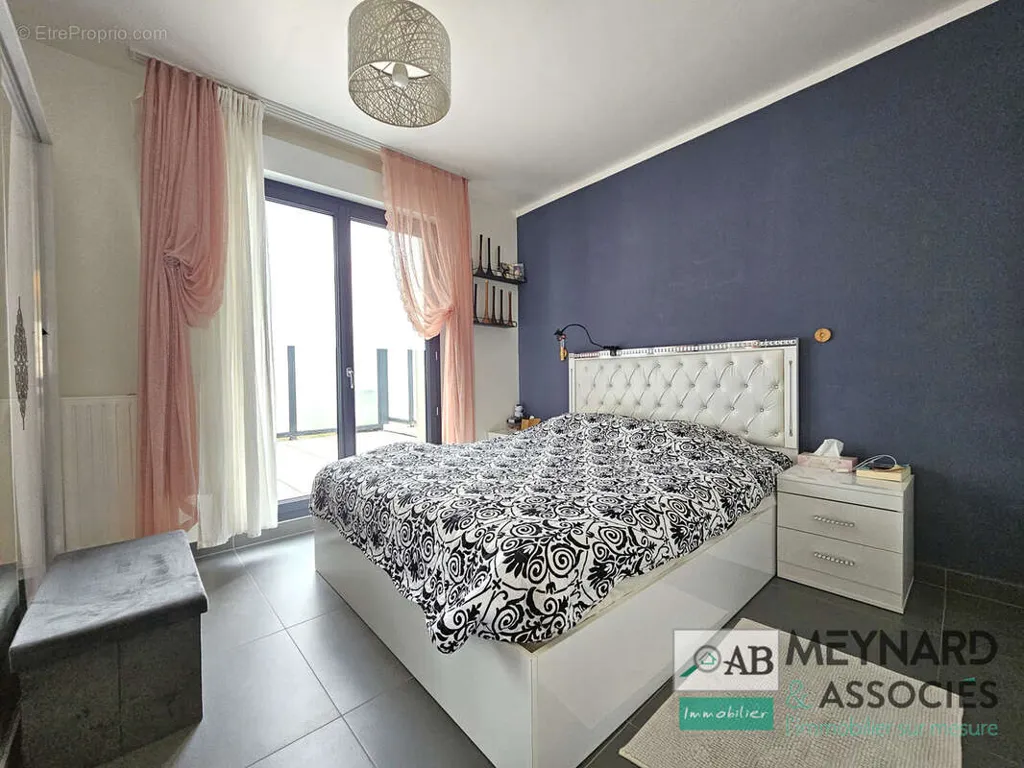 Bedrooms - Bright 3-Bed Flat with Balcony in Torcy