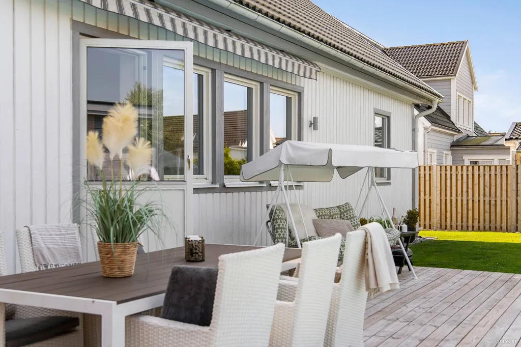 Terrass - Modern Villa with Pool in Påarp