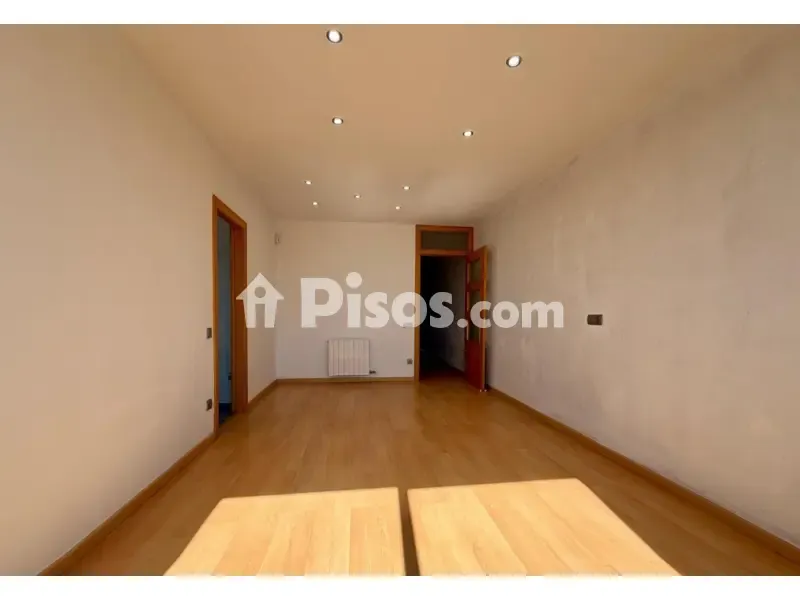 Pièces - Reformed Flat with Balcony in Sabadell