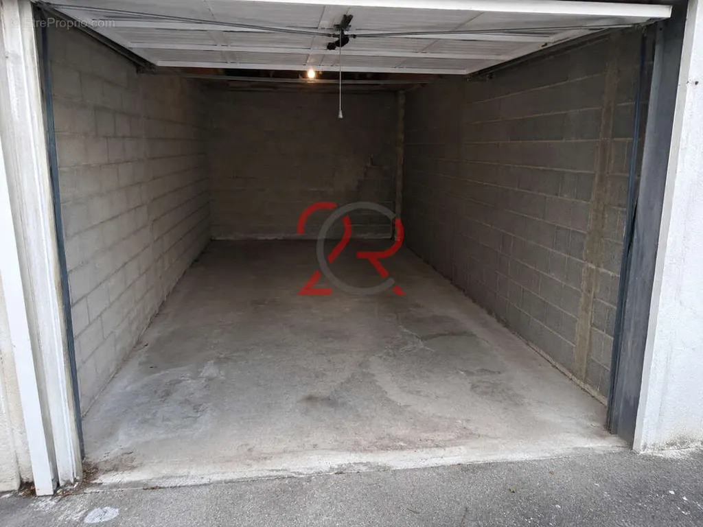 Garage - Entrepôt Modulable avec Places de Parking à Talence