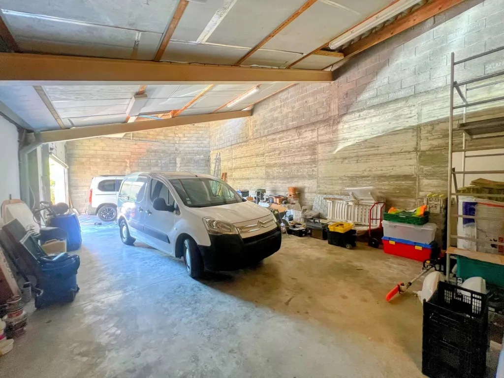 Garage - Villa avec Vue Imprenable et Piscine près de Limoux