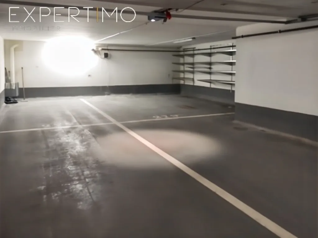Garage - Grand Box avec Borne de Recharge à Issy-les-Moulineaux