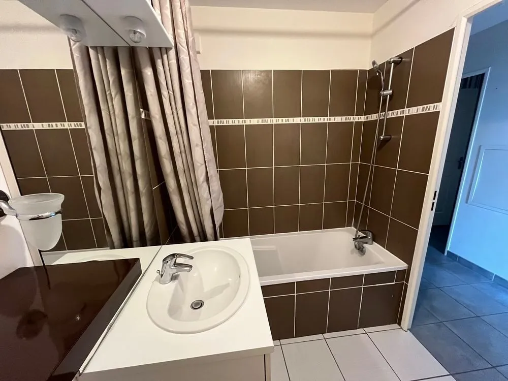 Bagni - 3-Bedroom Apartment with Balcony in Saint Benoit Ermitage