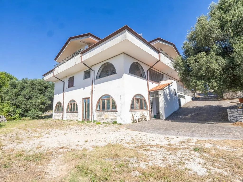 Extérieur - Versatile Villa with Olive Grove in Guidonia Montecelio
