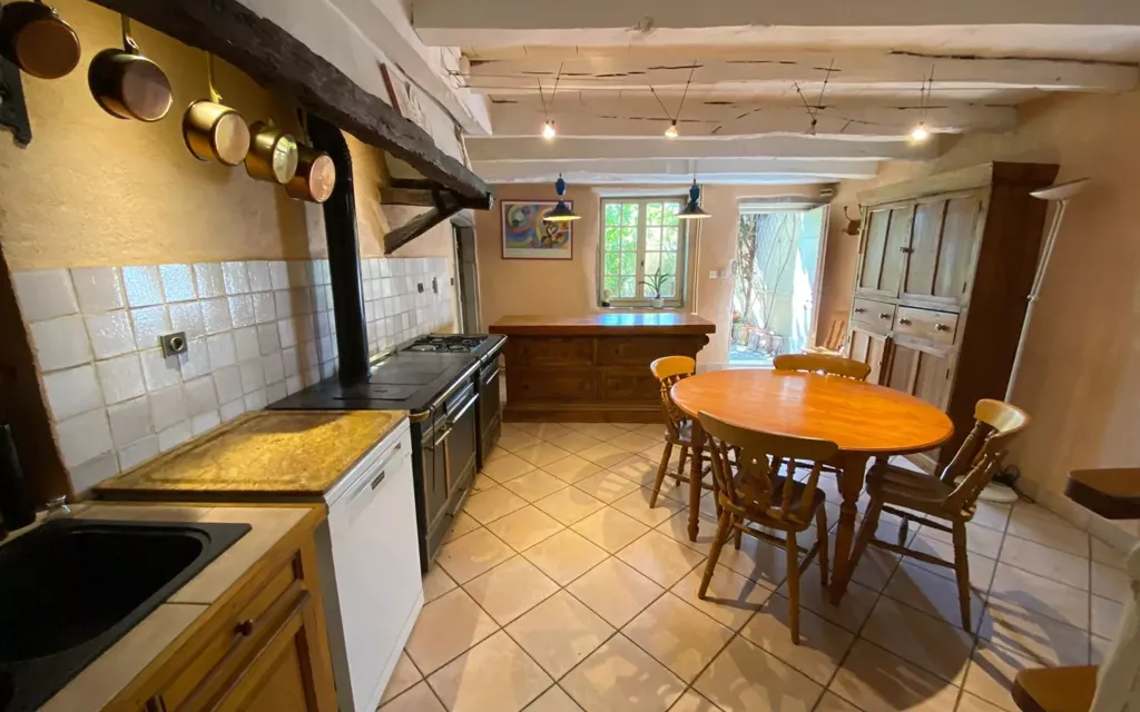 Cuisine - Maison en Pierre avec Piscine à Dommartin