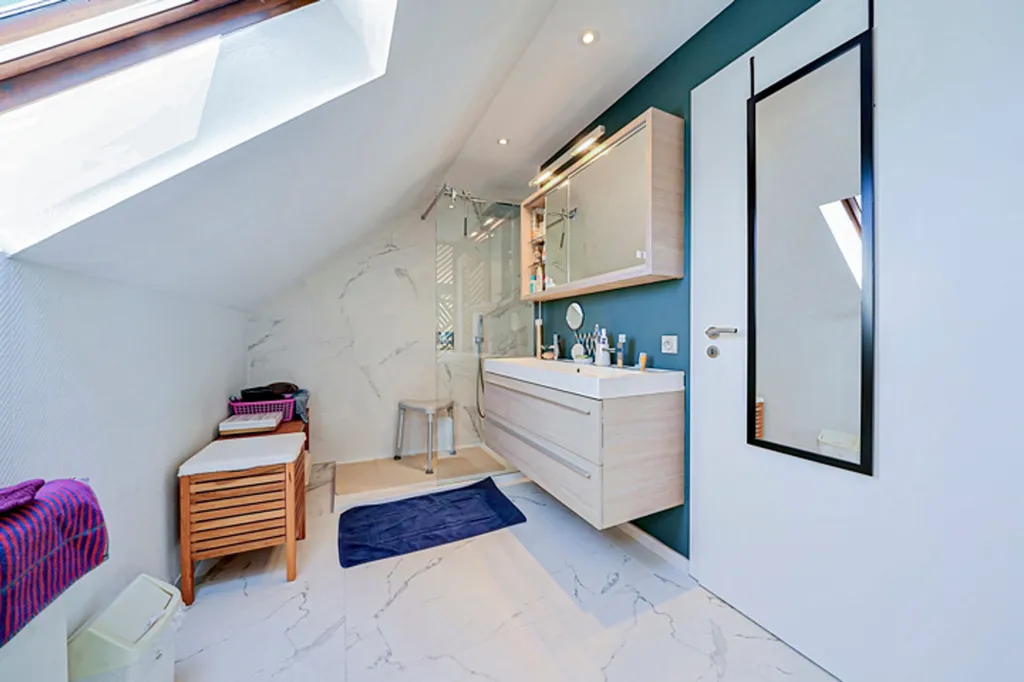 Salles de bain - Villa Familiale avec Piscine à Cornesse