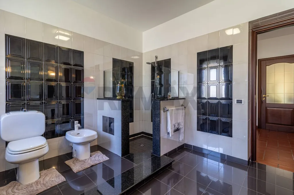 Salles de bain - Triplex Villa with Garden in Occhieppo Superiore