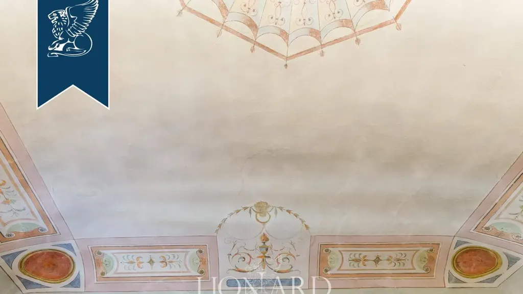 Rooms - Historic Attico with Decorated Facade in Florence