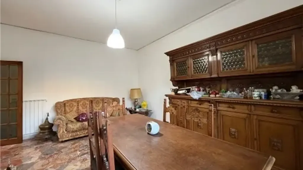 Söögituba - Partially Renovated Apartment with Balcony in Florence