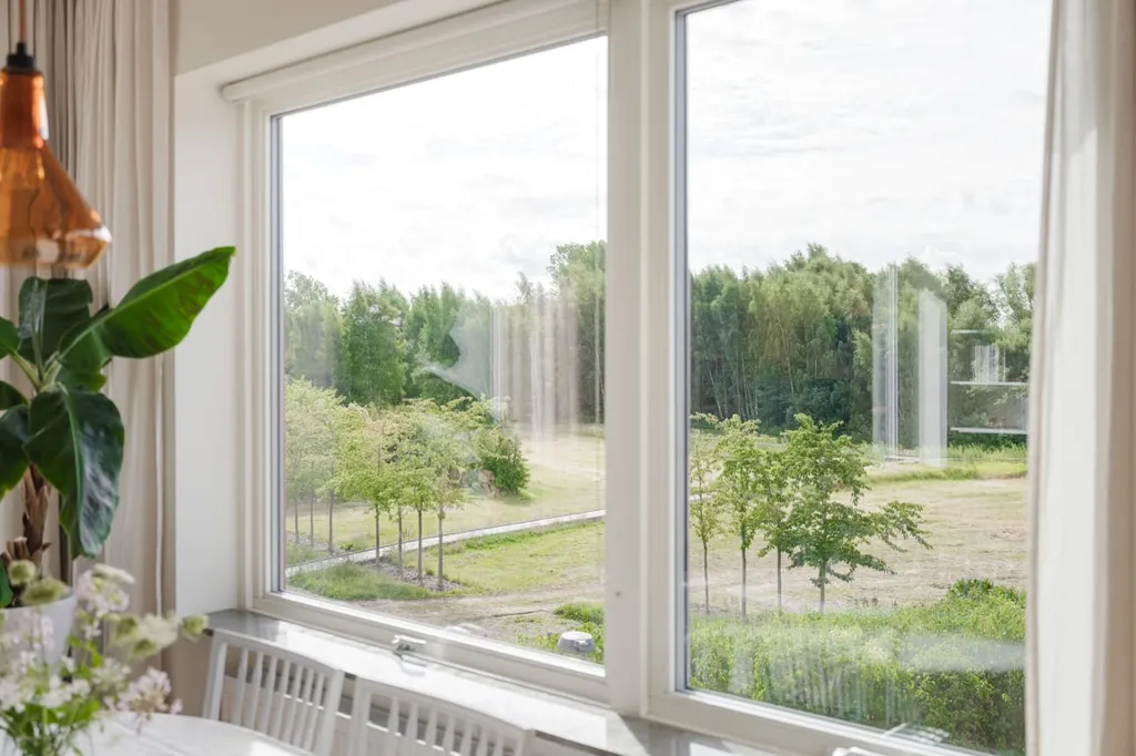 Dining Room - Luxury Flat with Ballingslöv Kitchen in Green Setting