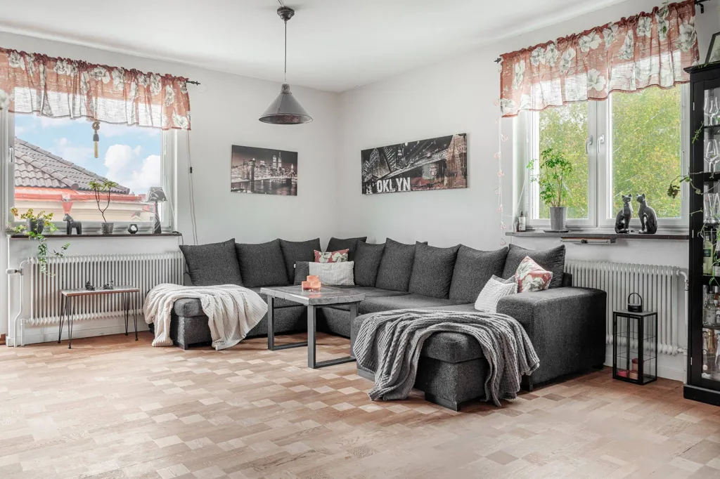 Séjour - Spacious Three-Room Apartment with West-Facing Balcony in Nyköping