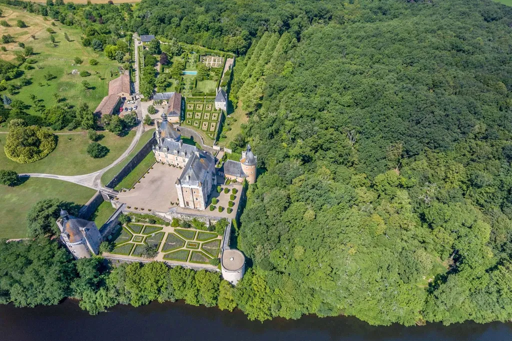 Õhuvaade - Medieval Château with River View near Poitiers