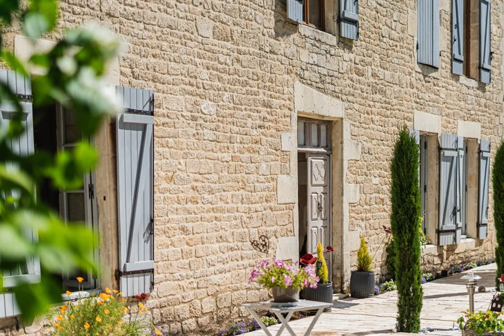Giardino - Historic Château with Garden in Le Thou