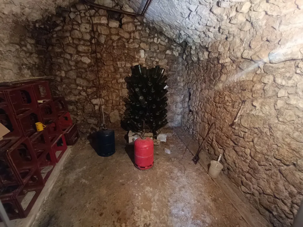 Rooms - Rustic Village House with Garden in Monieux
