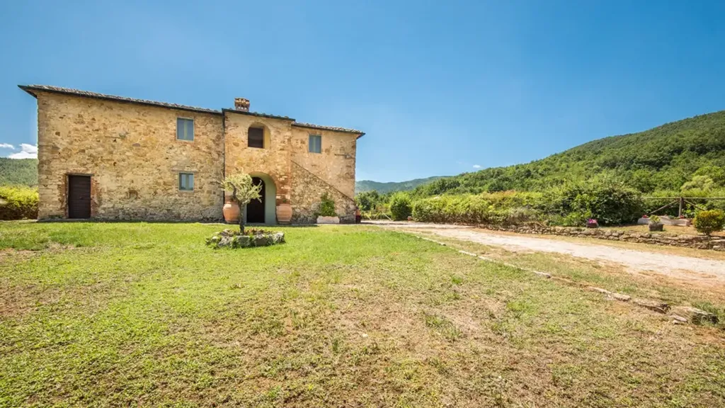 Exterior - Rustic Tuscan Cottage with Pool in Radicondoli