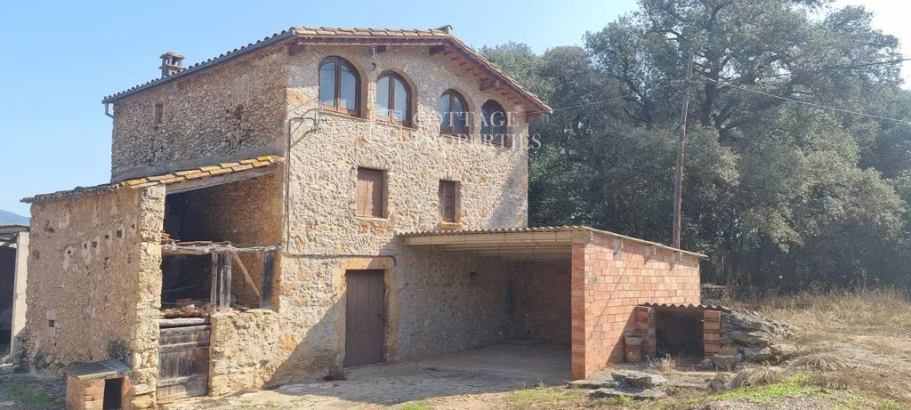 Välivaade - Historic Farmhouse with Renovation Potential in Serinyà