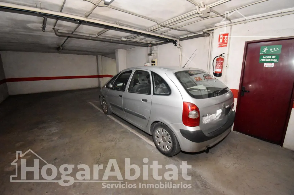 Garage - Spacious Corner Flat with Garden View in Castellón