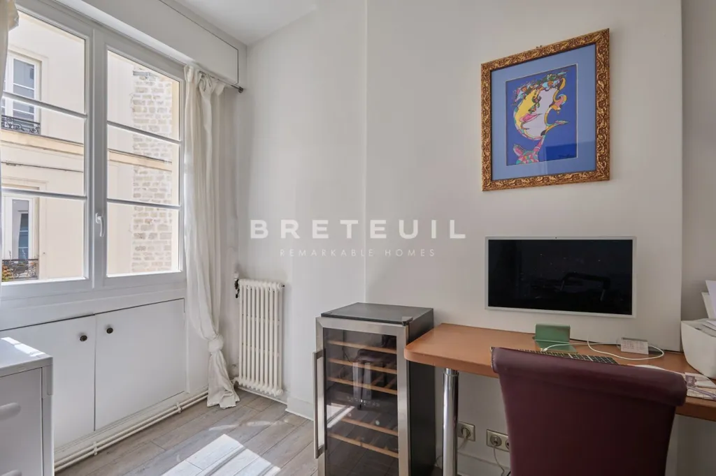 Kabinet - 4-Piece Parisian Flat with Balcony