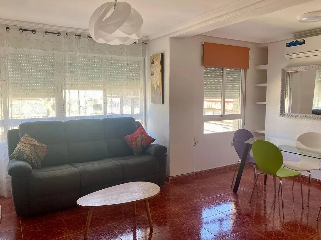 Soggiorno - Bright Apartment with Air Conditioning in Figueroa Park