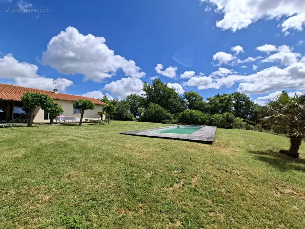Jardin - Maison Rénovée avec Piscine à Mirande