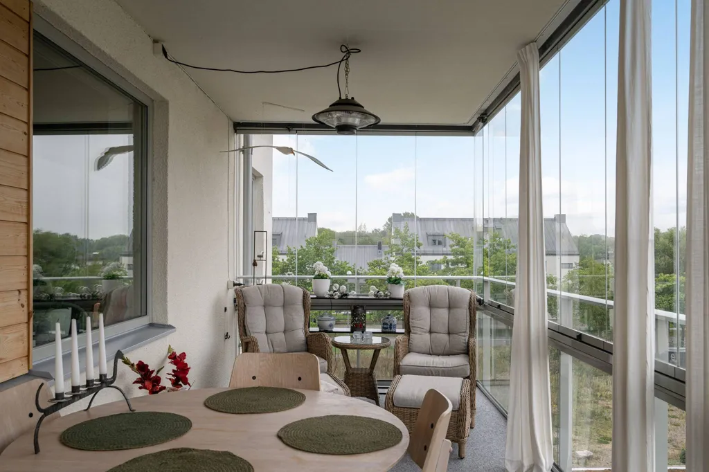 Balcone - Three-Bedroom Apartment with Balcony in Nyköping