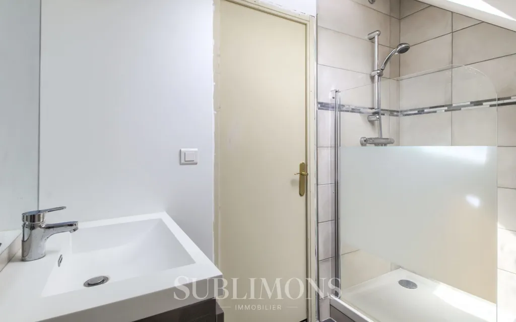Bathrooms - Charming Stone House with Terrace in Vannes