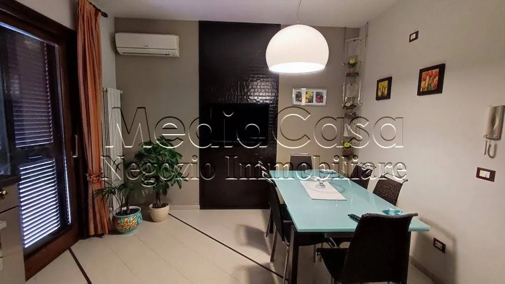 Salle à manger - Elegant Villa with Private Garden in Teverola