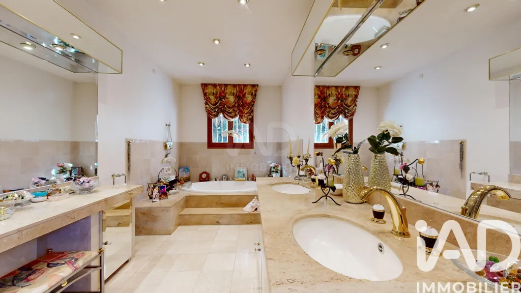 Salles de bain - Maison Traditionnelle avec Piscine à Balma