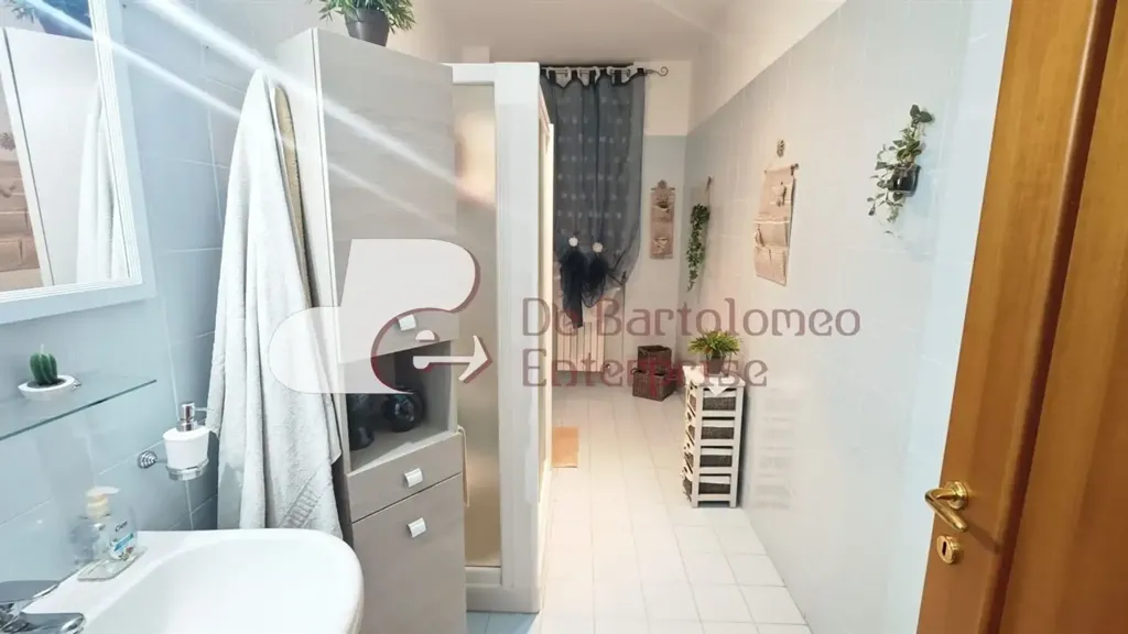 Salles de bain - Spacious 3-Room Apartment with Balcony in Bari