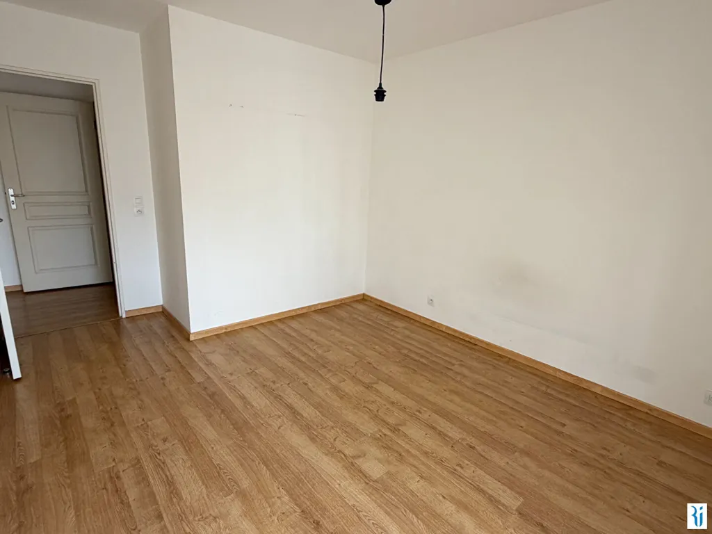 Rooms - Flat with Balcony in Le Mesnil Esnard