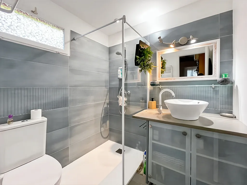 Salles de bain - Maison Atypique avec Terrasse au Centre de Bruges