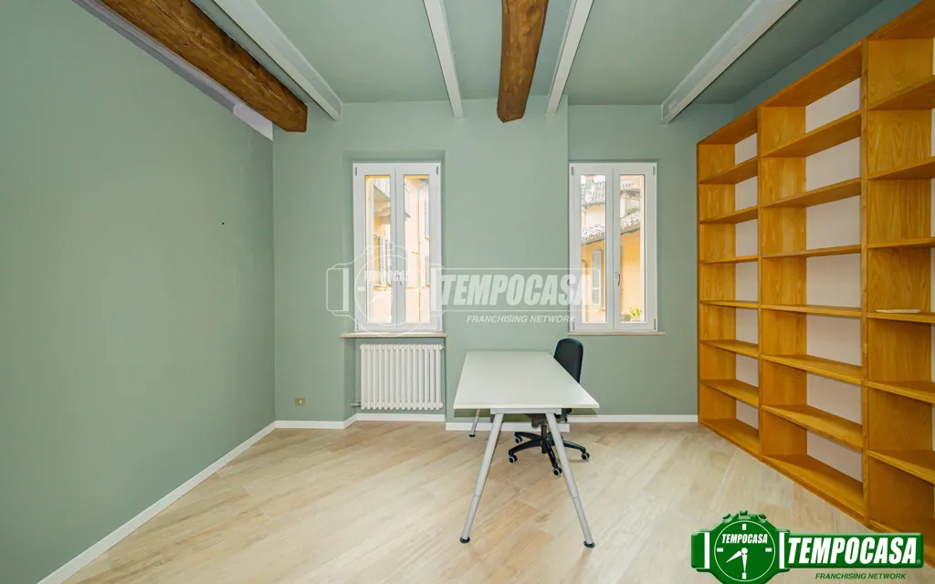 Bureau - Rustic-Style Apartment in Pavia's Historic Centre
