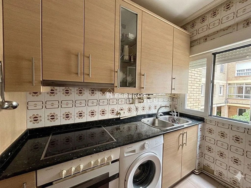 Köök - Apartment for Renovation with East View in Logroño Centre