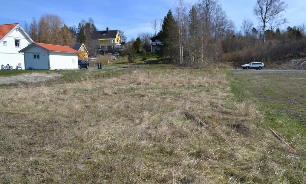Jardin - Buildable Plot with Canal View in Älmsta