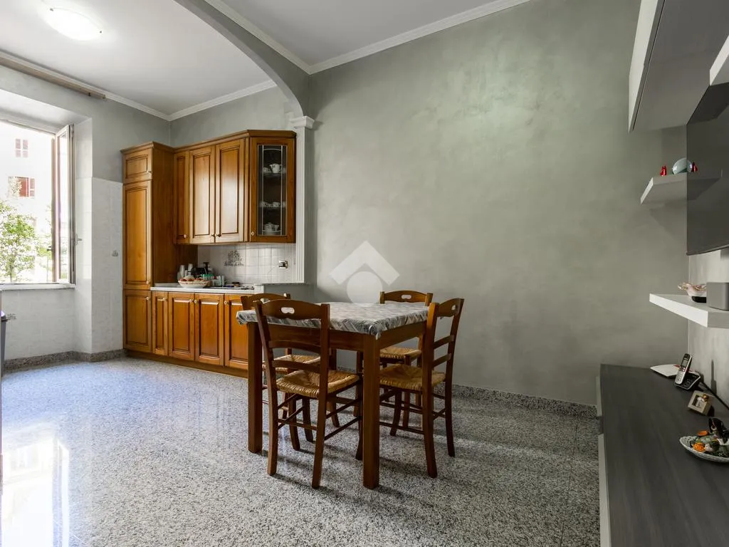 Cuisine - 3-Room Apartment with Double Exposure in Rome