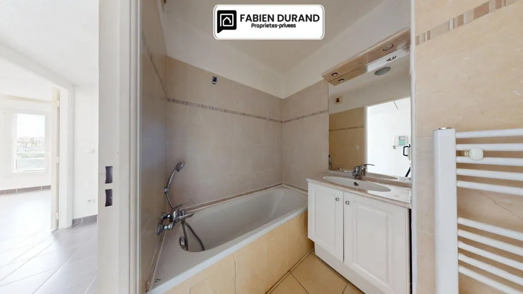 Vannitoad - 2-Bedroom Flat with Terrace in Mandelieu Centre