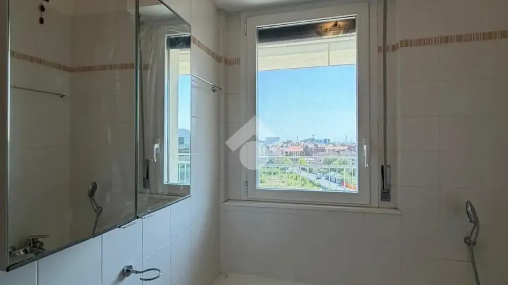 Bathrooms - Bright Bilocale with Terraces in Milan