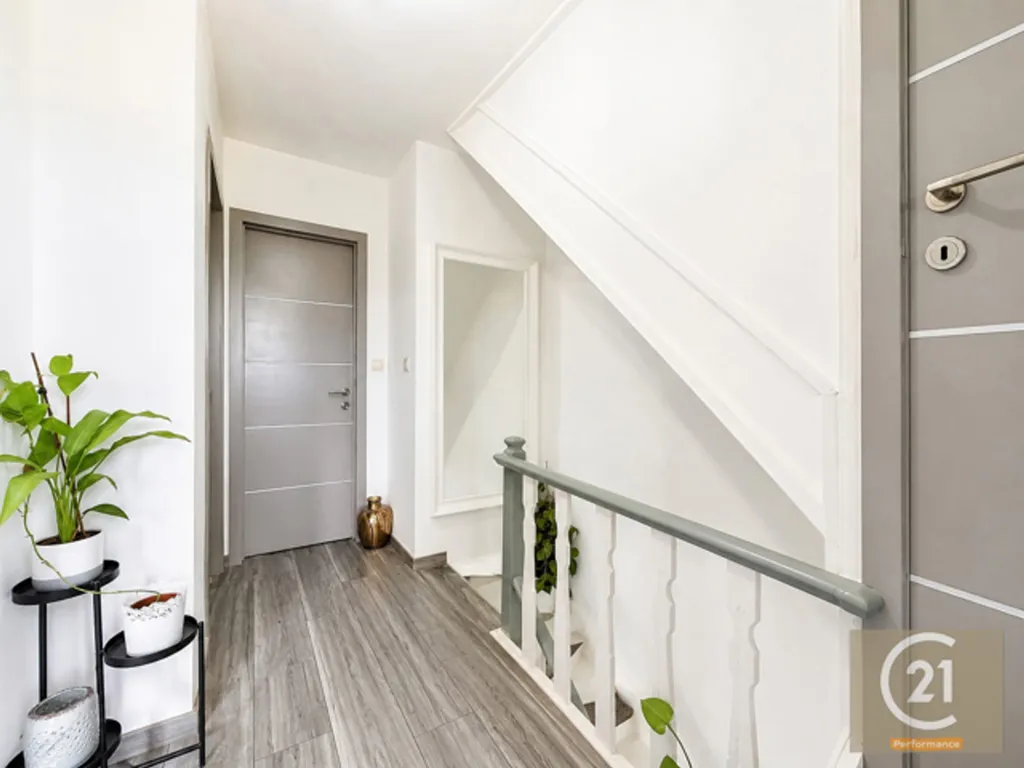 Entrée - Maison Rénovée avec Terrasse à Buizingen