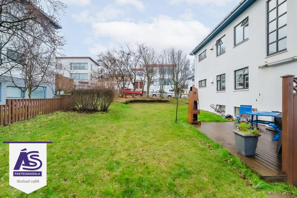 Giardino - 5-6 Bed Apartment with Sea View in Hafnarfjörður