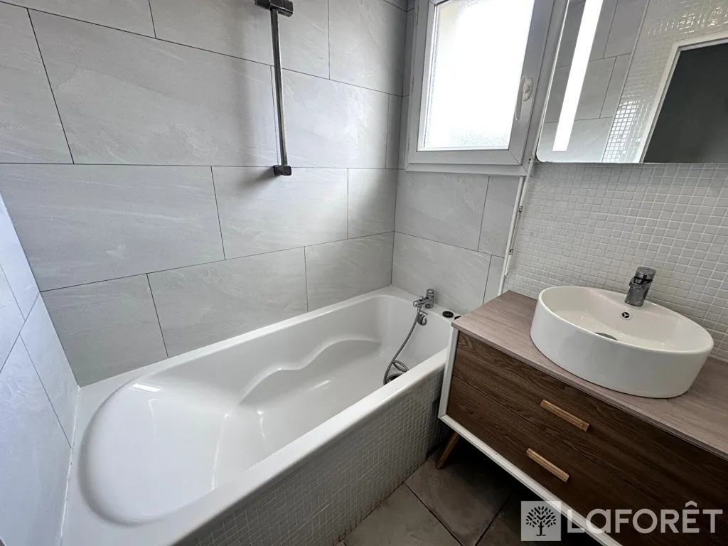 Bathrooms - Modern Flat with Balcony in Saint-Jean-d'Illac