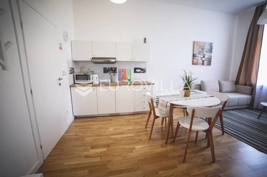 Salle à manger - Adapted Multi-Unit Apartment in Donji Grad
