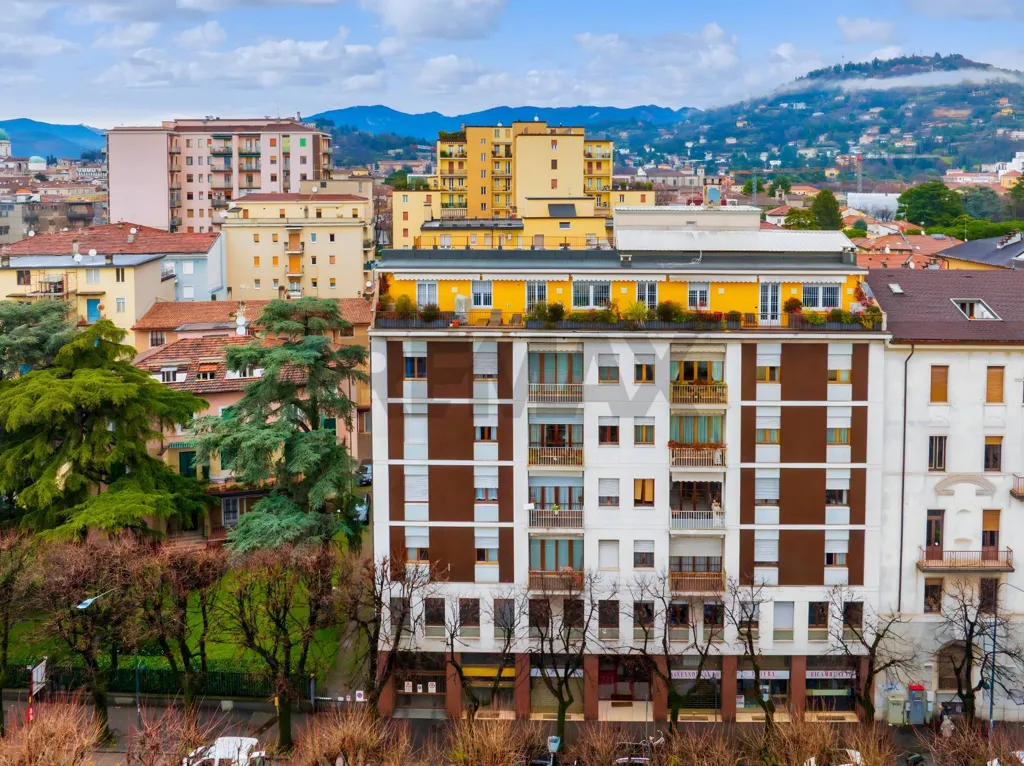Vue aérienne - Rustic Triplex with Balcony in Brescia
