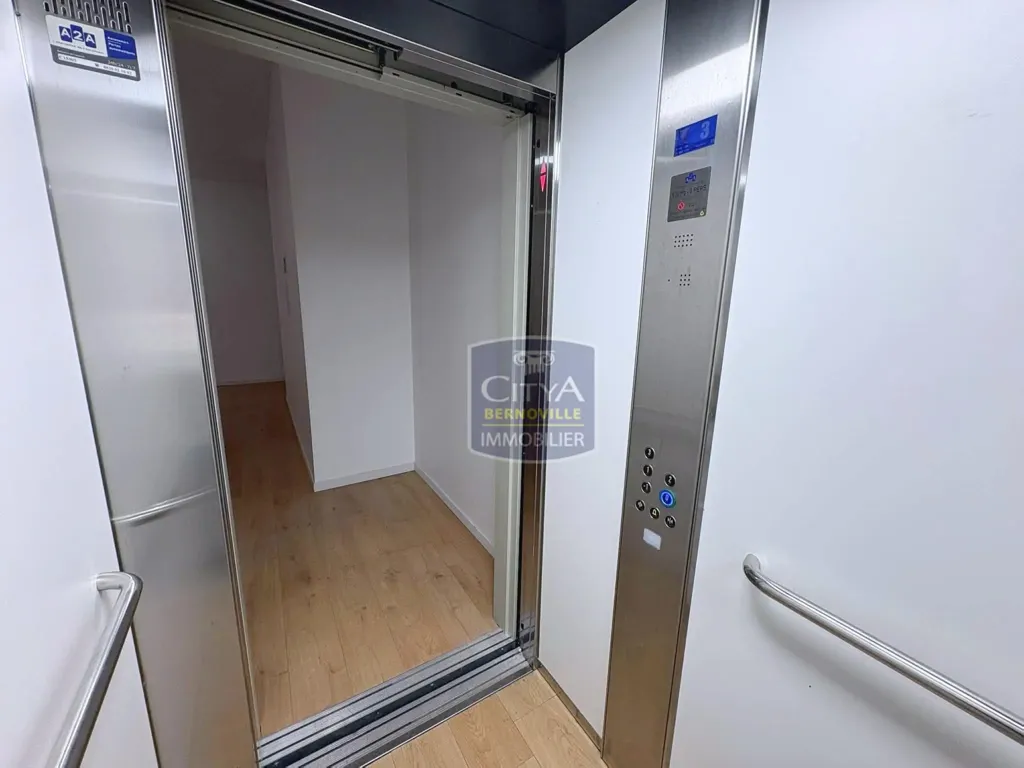 Entrée - Studio Récent avec Cuisine Aménagée à Saint-Quentin