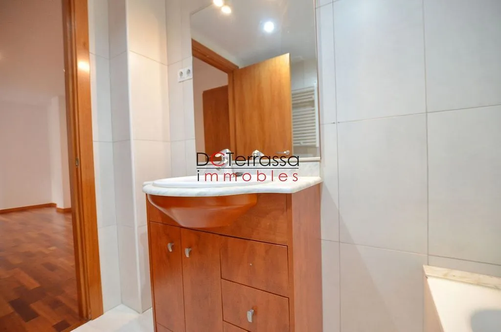 Bathrooms - Apartment with Balcony in Vallparadís, Terrassa