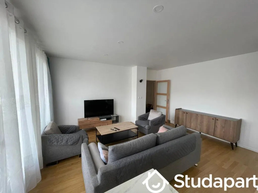 Séjour - Chambre en Colocation Meublée avec Terrasse à Saint-Étienne