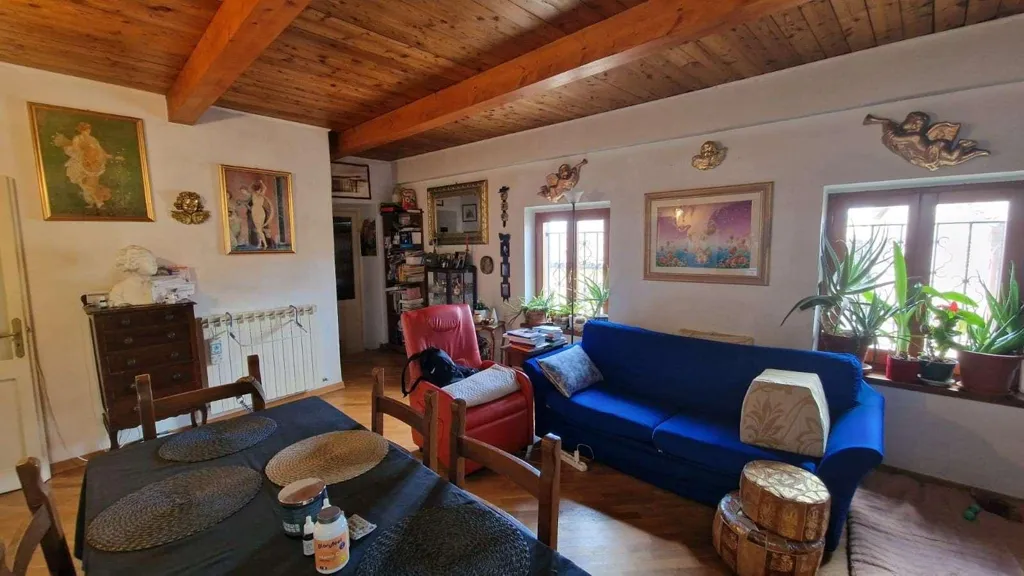 Rustic Trilocale with Balcony in Todi