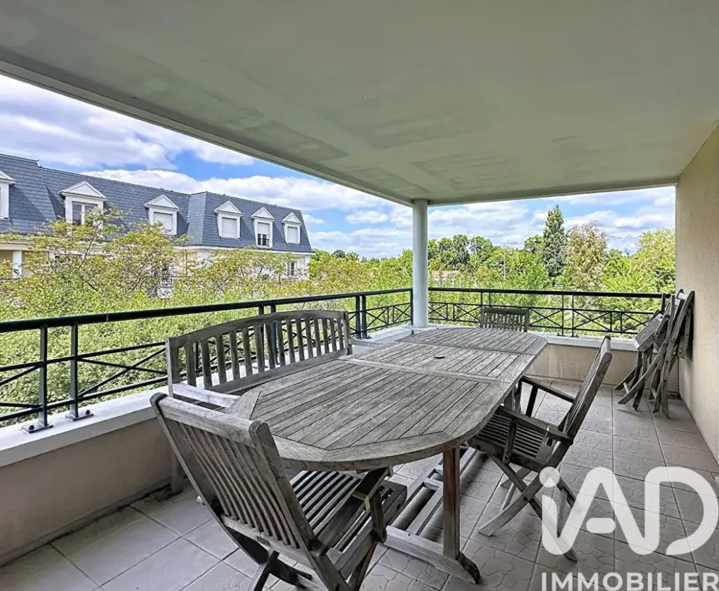 Balcony - Duplex Apartment with Terrace in Emerainville